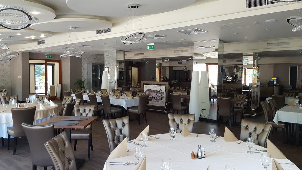 Victoria Garden Hotel Es Etterem Ньиредьхаза Экстерьер фото