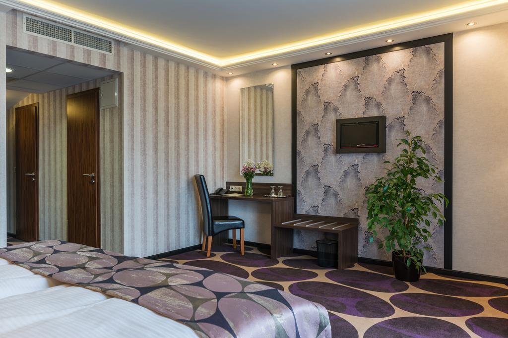 Victoria Garden Hotel Es Etterem Ньиредьхаза Экстерьер фото