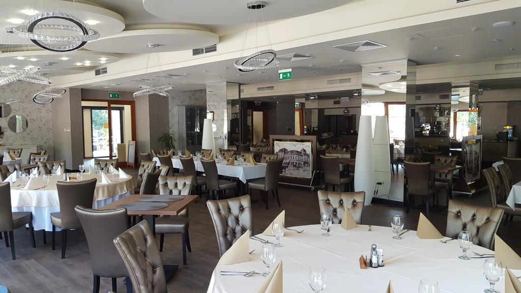 Victoria Garden Hotel Es Etterem Ньиредьхаза Экстерьер фото