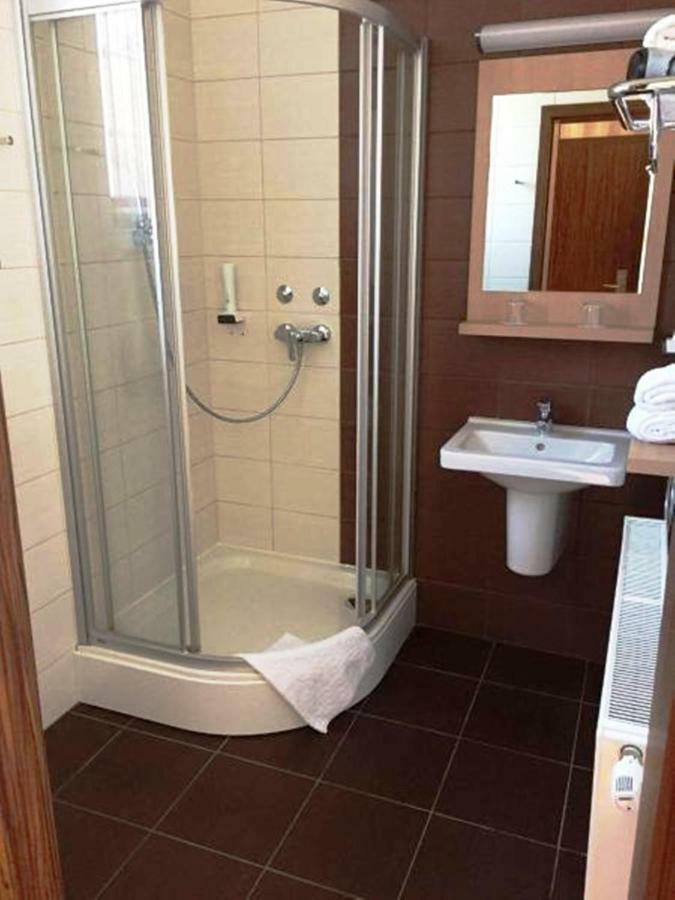 Victoria Garden Hotel Es Etterem Ньиредьхаза Экстерьер фото